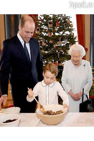 Принц Джордж помогает готовить рождественский пудинг