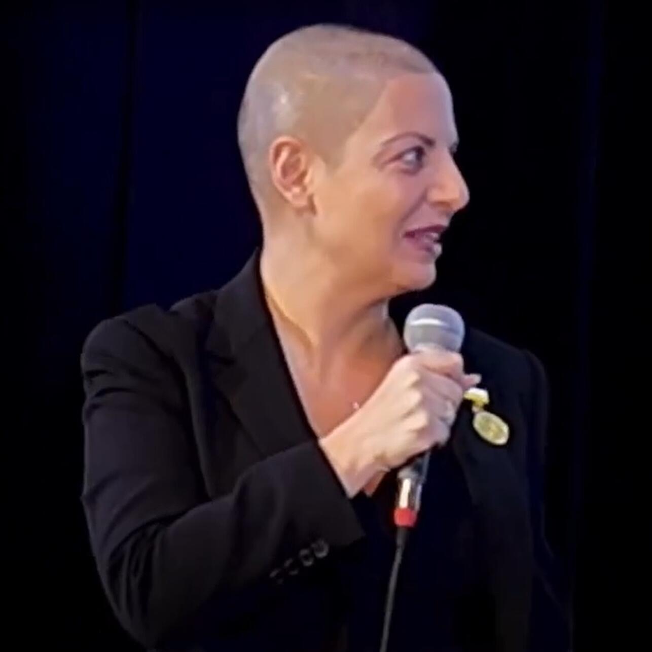 90 РџСЂРёРЅСЏР»Р° РёР·РјРµРЅРµРЅРёСЏ РІРѕ РІРЅРµС€РЅРѕСЃС‚Рё: РЎРёРјРѕРЅСЊСЏРЅ РІС‹С€Р»Р° РЅР° СЃС†РµРЅСѓ Р±РµР· РїР°СЂРёРєР°