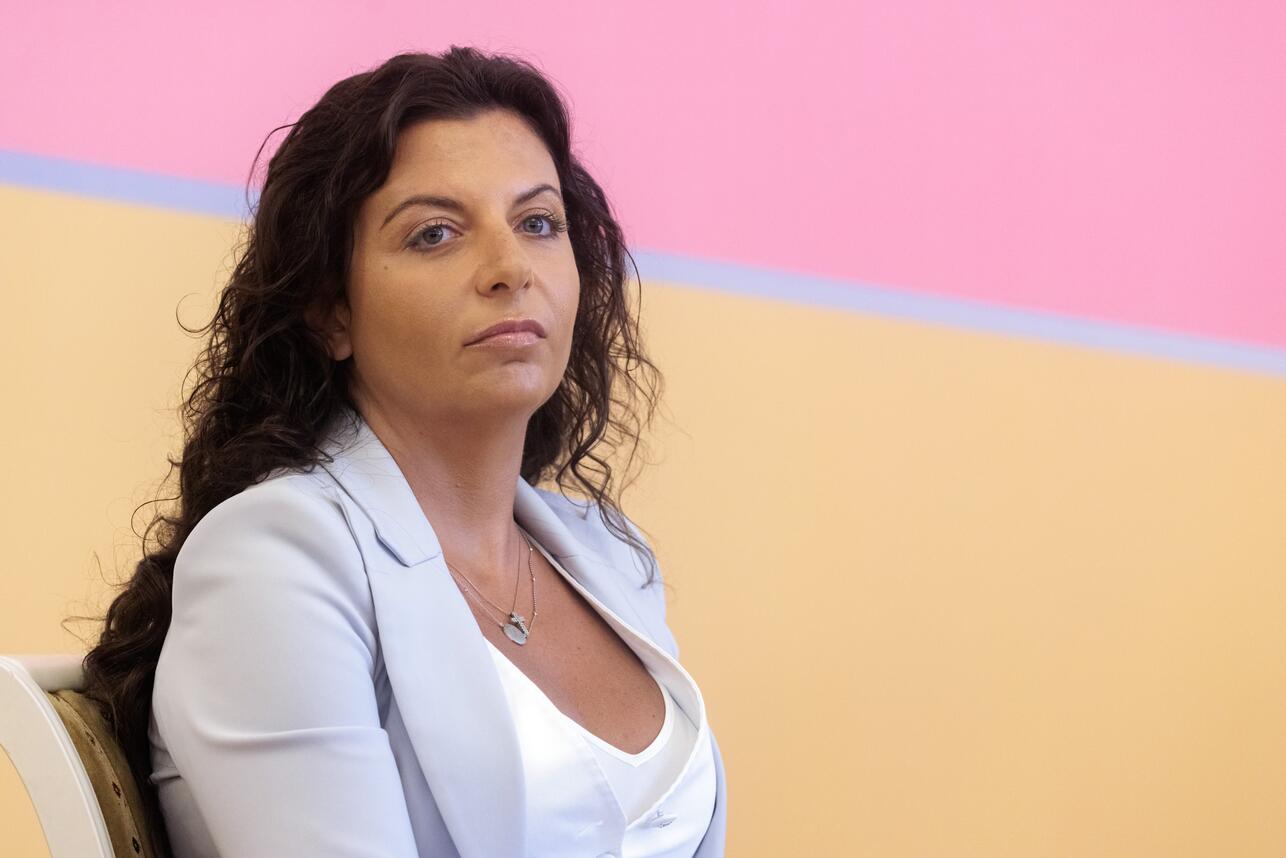 86 РџСЂРёРЅСЏР»Р° РёР·РјРµРЅРµРЅРёСЏ РІРѕ РІРЅРµС€РЅРѕСЃС‚Рё: РЎРёРјРѕРЅСЊСЏРЅ РІС‹С€Р»Р° РЅР° СЃС†РµРЅСѓ Р±РµР· РїР°СЂРёРєР°