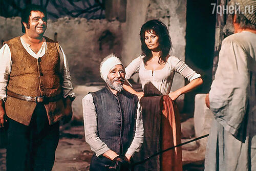 С Джеймсом Коко и Софи Лорен в фильме «Человек из Ламанчи». 1972 г.