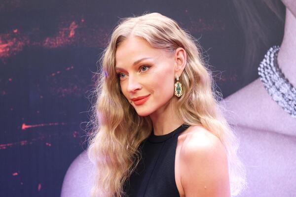 Красные шорты и кружево: Ходченкова модничает в Риме рядом с любимым