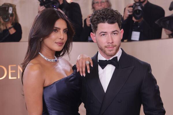 Прошли через ад: Ник Джонас поделился пугающими подробностями появления на свет его дочери  