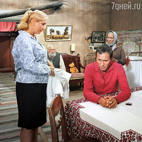 «Куравлев вспоминал: «Едва ли Лидия Федосеева любила Шукшина, по моим впечатлениям. Как и он ее. И Чащина пишет, что Вася плакался ей и был в ужасе оттого, что ему предстоит всю жизнь быть с Лидией Николаевной» Лидия Федосеева, Иван Рыжов, Василий Шукшин и Мария Скворцова в фильме «Калина красная». 1973 г.
