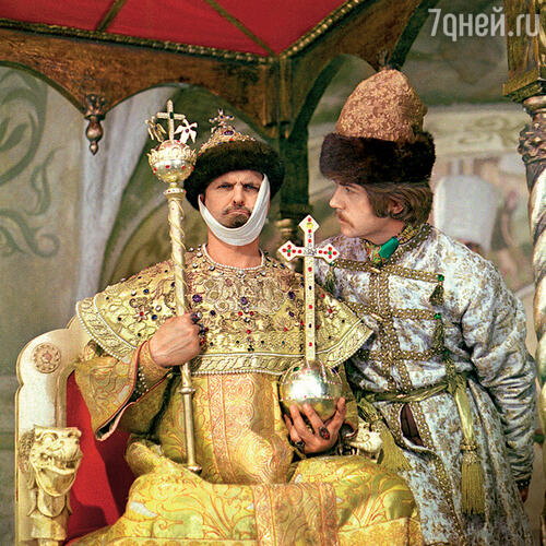 «В Ярославле мы жили в отеле «Иоанн Васильевич». Каждый номер был стилизован под кадры из фильмов с участием Куравлева. В одном якобы вели философские беседы Афоня с героем Евгения Леонова, в другом — «чистил» шкафы Жорж Милославский» С Юрием Яковлевым в фильме «Иван Васильевич меняет профессию». 1973 г.