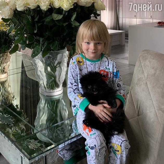 Саша Плющенко с подарком родителей