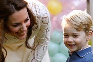 Герцогиня Кэтрин усадила 3-летнего сына за штурвал самолета