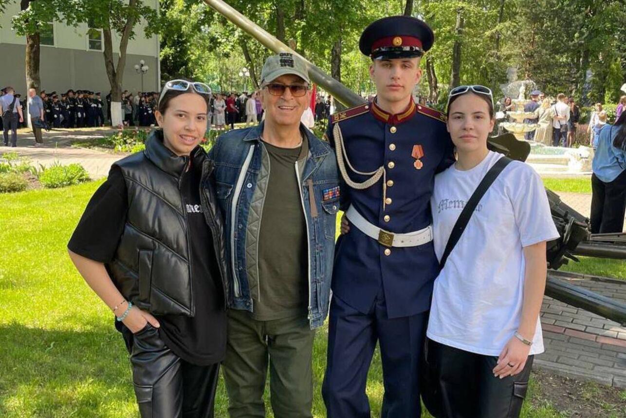 Александр Буйнов с внуками