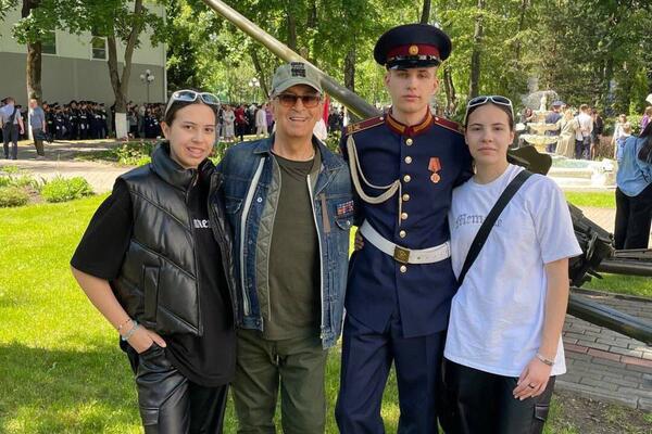 Буйнов показал красоток-внучек на Последнем звонке — глаз не оторвать от двух моделей