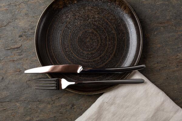 Психолог: темные цвета посуды способствуют похудению