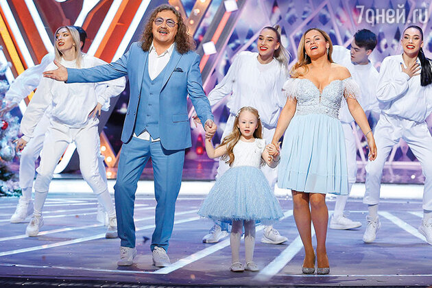 Игорь Николаев и Юлия Проскурякова с дочкой Вероникой. Фото