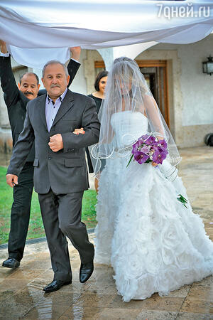«И в Испании, и в России считается, что жениться в дождь — это к счастью и долгой совместной жизни»