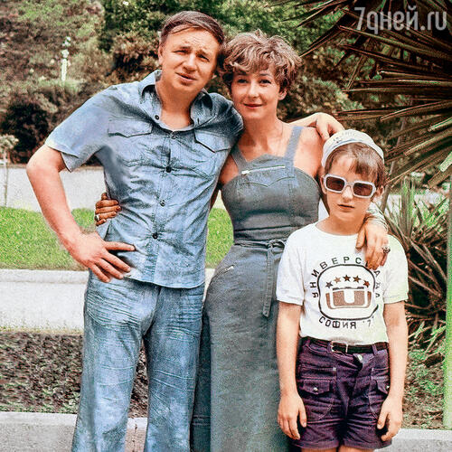«Первое, что Таня сказала о новом знакомом: «Это такой талант!» Вознесенский ее поразил, увлек...» Татьяна Лаврова с сыном Владимиром и Андрей Вознесенский, 70-е годы
