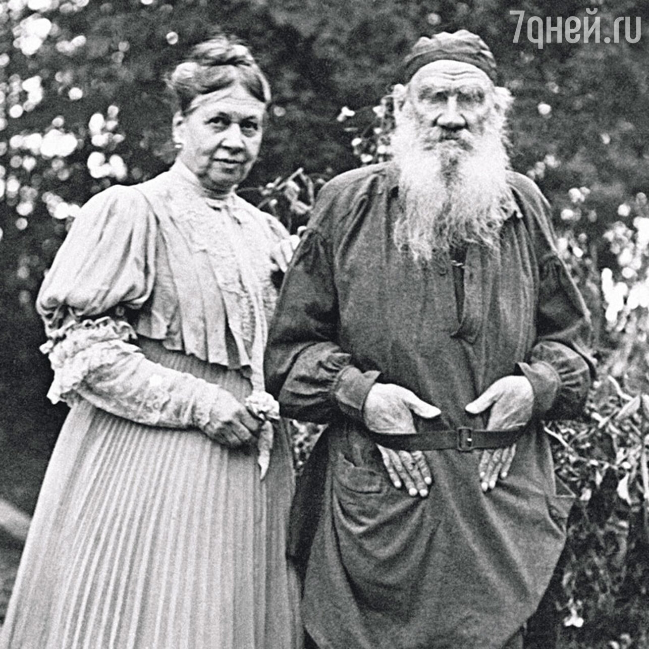 Толстой был женат. Лев толстой с женой. Лев толстой с женой в молодости.