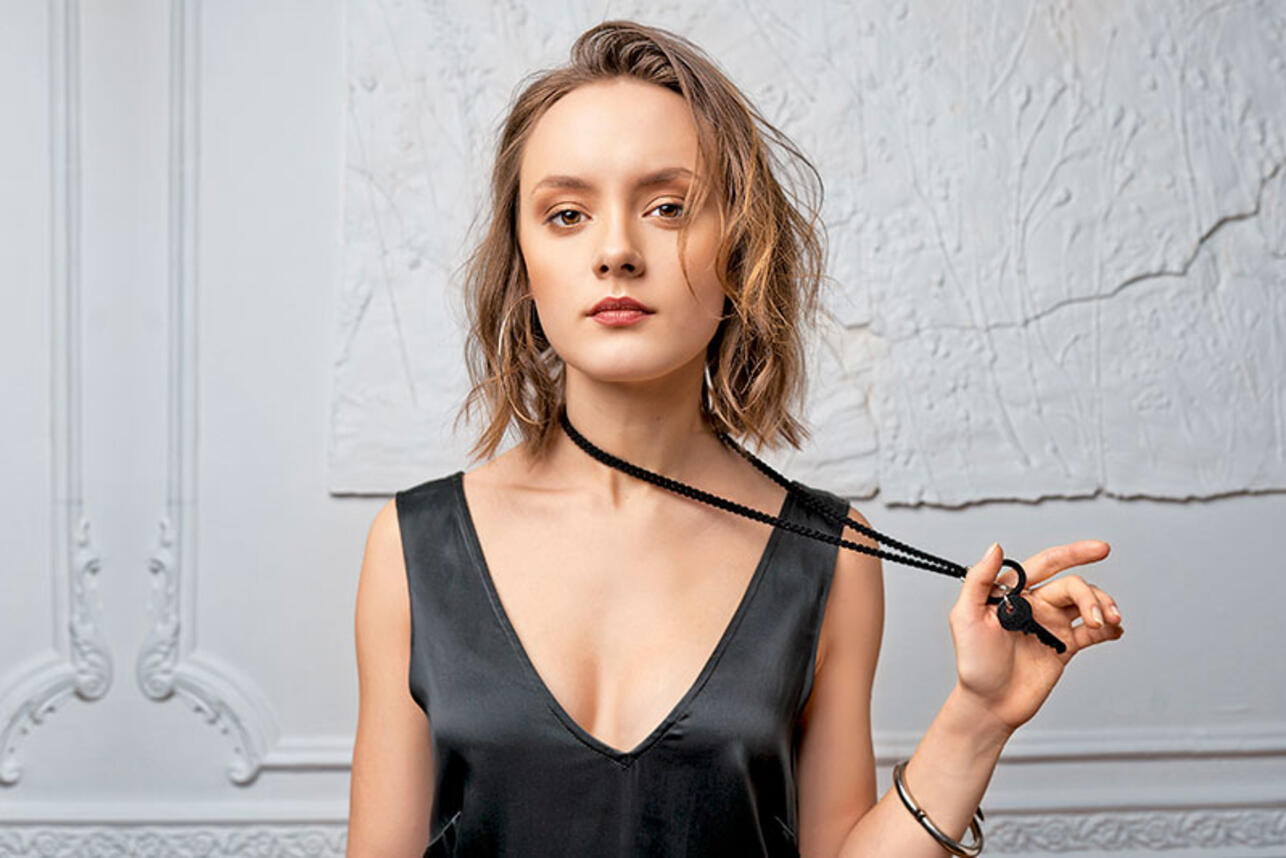 Жалаңаш сексуалды қыздар стриптиз билеп жатыр