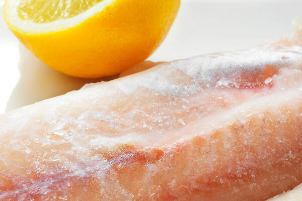 Не совершайте эту ошибку при разморозке рыбы — отравление будет гарантировано