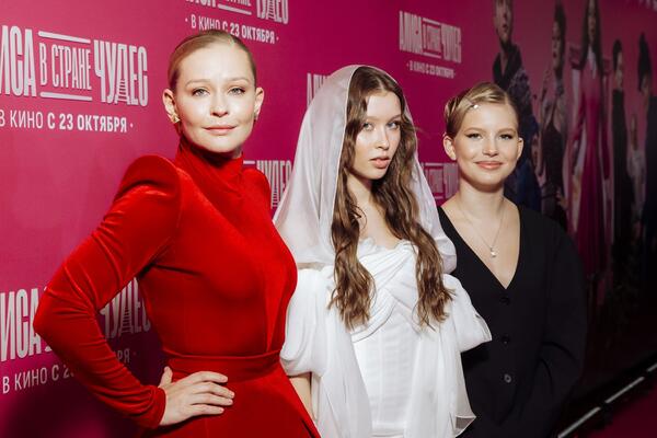 Звезды с детьми и в модных осенних нарядах: как прошла премьера фильма «Алиса в стране чудес»