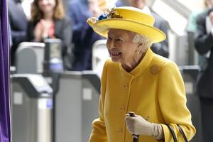 Не поверили своим глазам: королеву Елизавету заметили в метро  