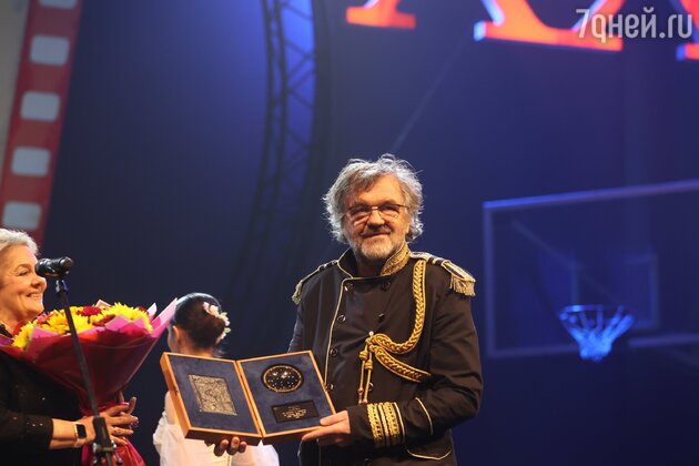 Визе-президент фестиваля Мария Зверева вручила Эмиру Кустурице награду «За вклад в мировой кинематограф» 