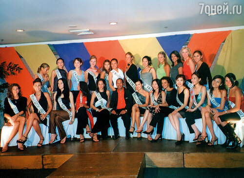 Среди участниц конкурса красоты Miss Earth 2001 на Филиппинах (3-я справа в верхнем ряду)