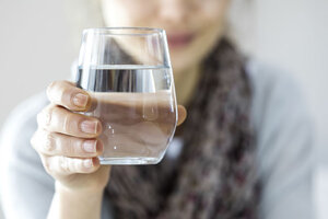 8 стаканов чистой воды в день: необходимо или бесполезно?