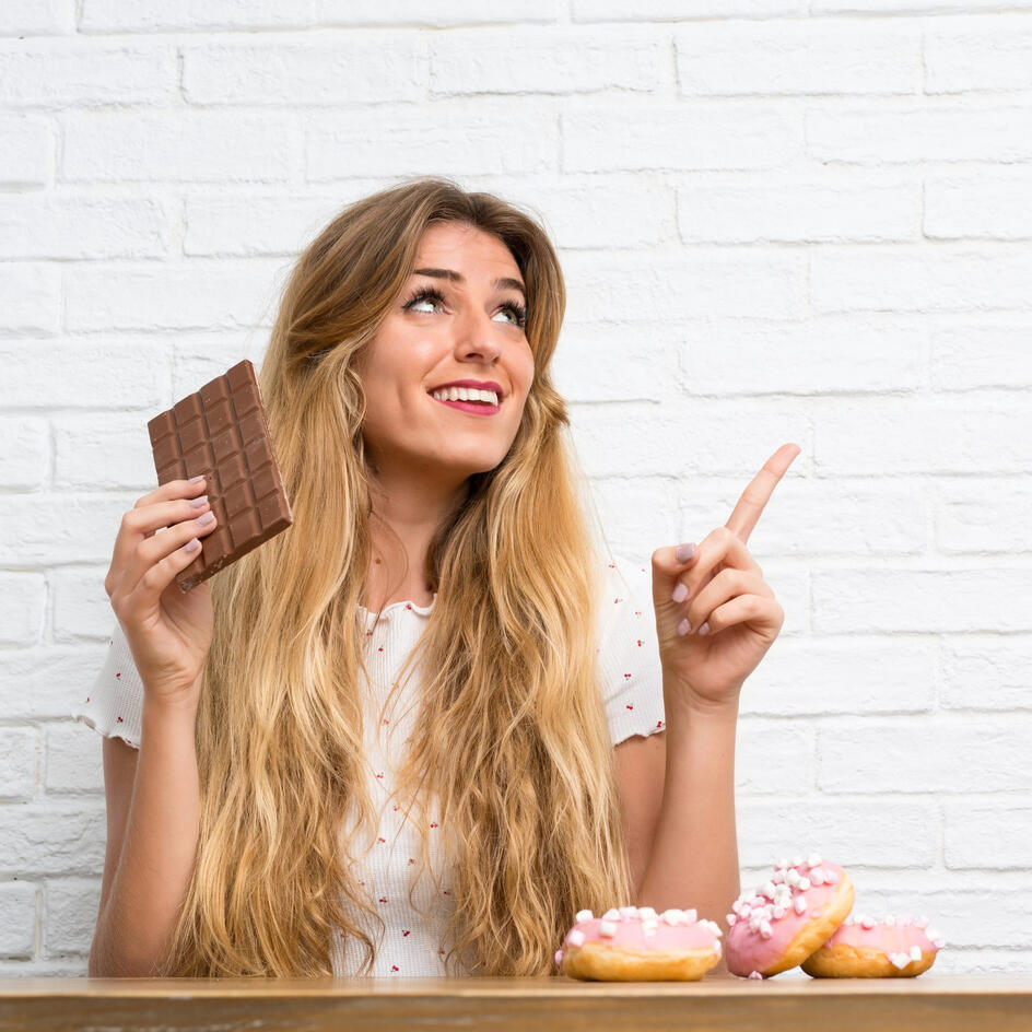 Конфеты против снега: похолодание способно усилить тягу к сладкому и обострить ПМС 