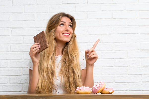 Конфеты против снега: похолодание способно усилить тягу к сладкому и обострить ПМС 