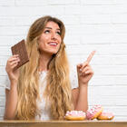 Конфеты против снега: похолодание способно усилить тягу к сладкому и обострить ПМС 