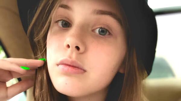 Длинные ногти и яркий макияж: 16-летняя дочь Абдулова перестала прятаться