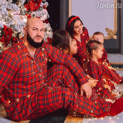 Джиган подписал фото в инстаграме «Памагите!!!»