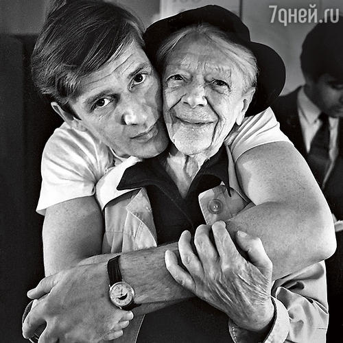 «Между Абдуловым и Пельтцер сложились трогательные отношения. Они так и говорили друг про друга: «сыночек», «мама» 90-е гг.