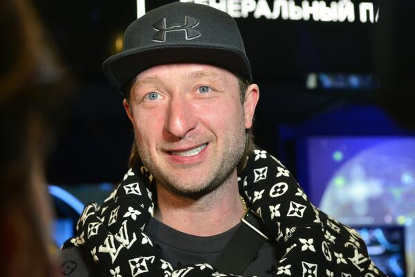 Плющенко вблизи показал зажившее после пластики лицо — отеки ушли