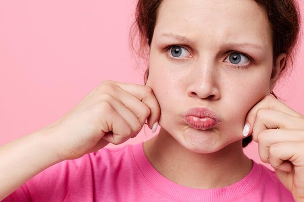 Скоро на работу: как убрать отеки с лица после новогоднего веселья