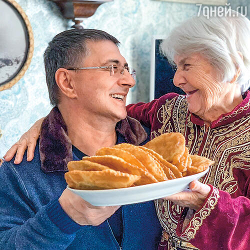 С мамой Ольгой Халиловной. 2019 г.