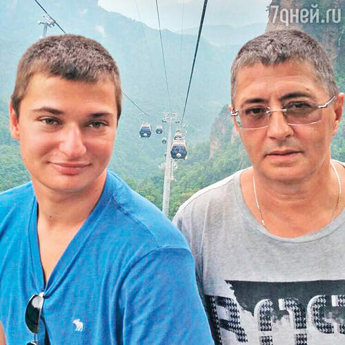 С сыном Леонидом. Китай, 2017 г.