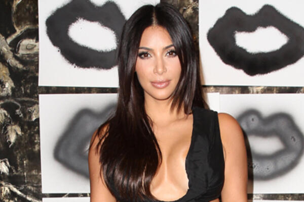 Кардашьян переусердствовала с откровенным нарядом