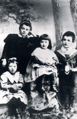 Маленькая Фая с мамой Милкой Рафаиловной, старшей сестрой Беллой и братом Яковом. 1900-е гг.