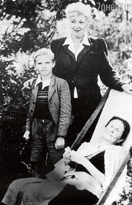 Фаина Георгиевна с близкой подругой Павлой Вульф и ее внуком Алексеем Щегловым 