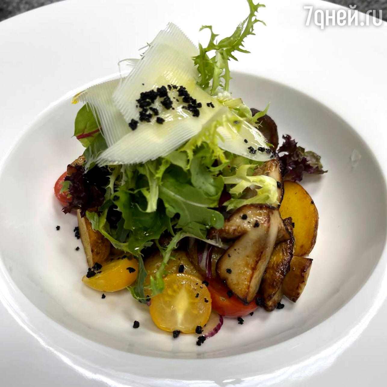 Тёплый салат с шампиньонами и голубым сыром - Лайфхакер