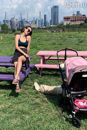 Ольга Зуева с дочкой на прогулке