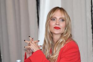 «Я буду только хуже»: Глюк'оZа продолжает терять себя — странные позы и рваная одежда «Я буду только хуже»: Глюк'оZа продолжает терять себя — странные позы и рваная одежда