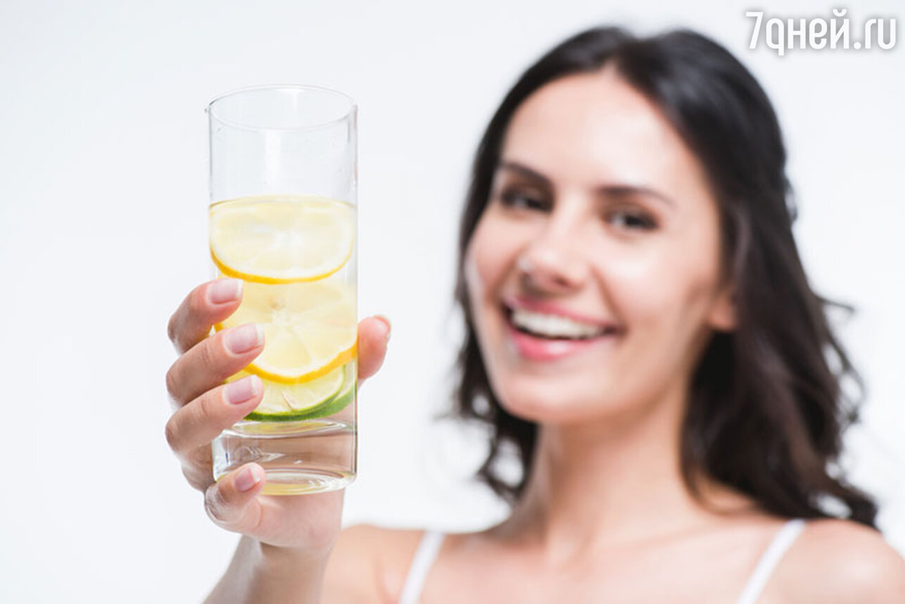 Пить стакан воды натощак. Девушка со стаканом воды. Девушки и стакан. Девушка пьет воду с лимоном. Стакан воды с лимоном.