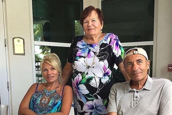 Игорь Крутой показал редкое видео с 92-летней мамой: с новой прической и ухажером