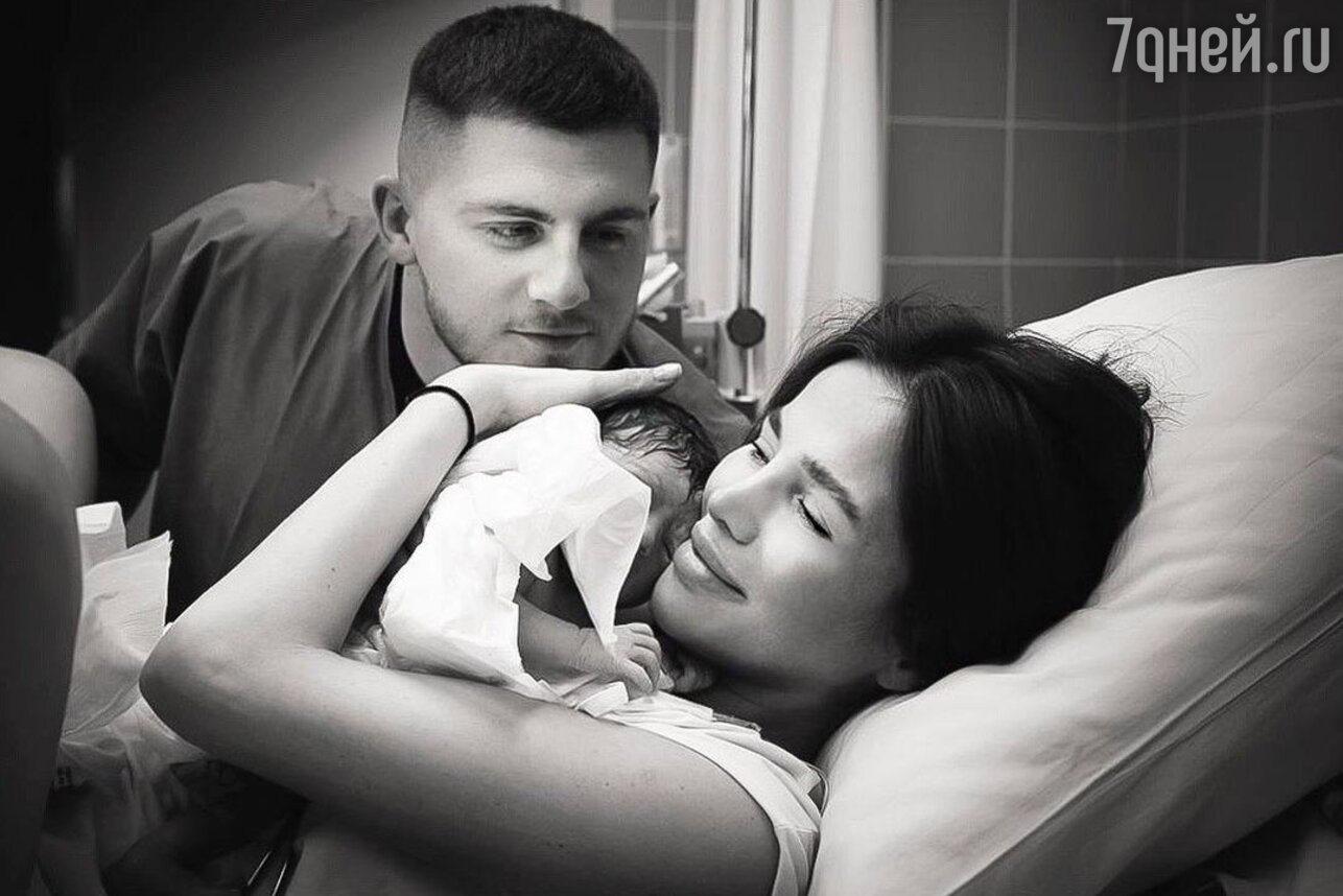 Алекса с мужем и новорожденной дочкой