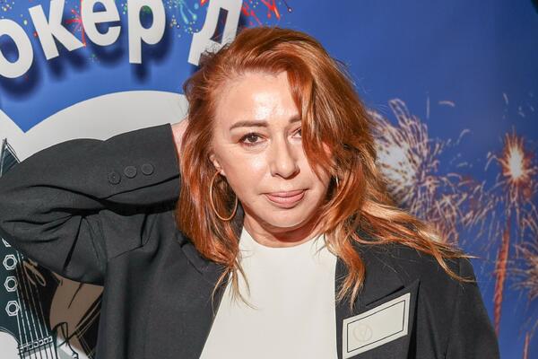 В 61 выглядит на 30 лет: Апина подтянула овал лица и убрала второй подбородок