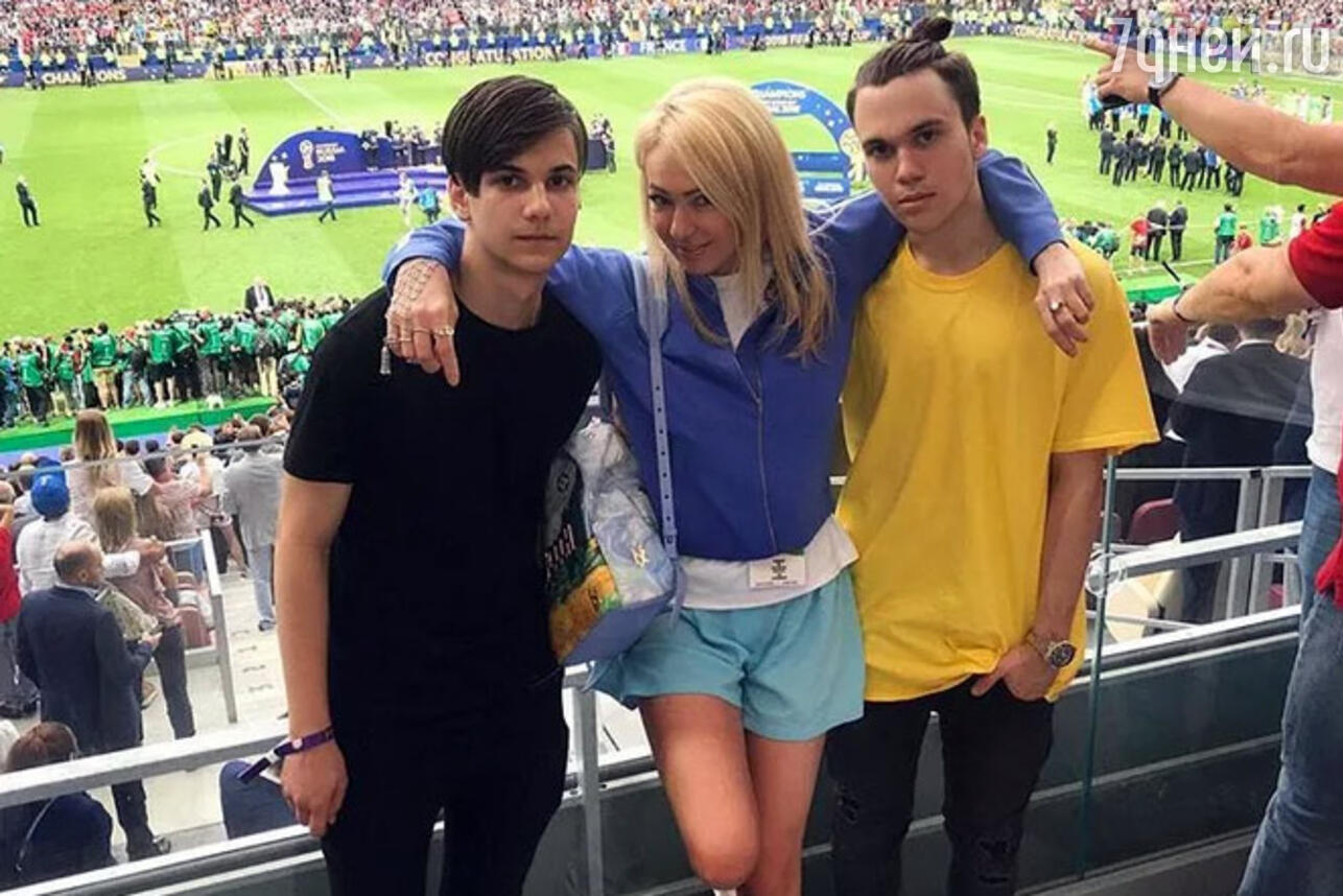 Яна Рудковская с сыновьями Андреем (слева) и Николаем