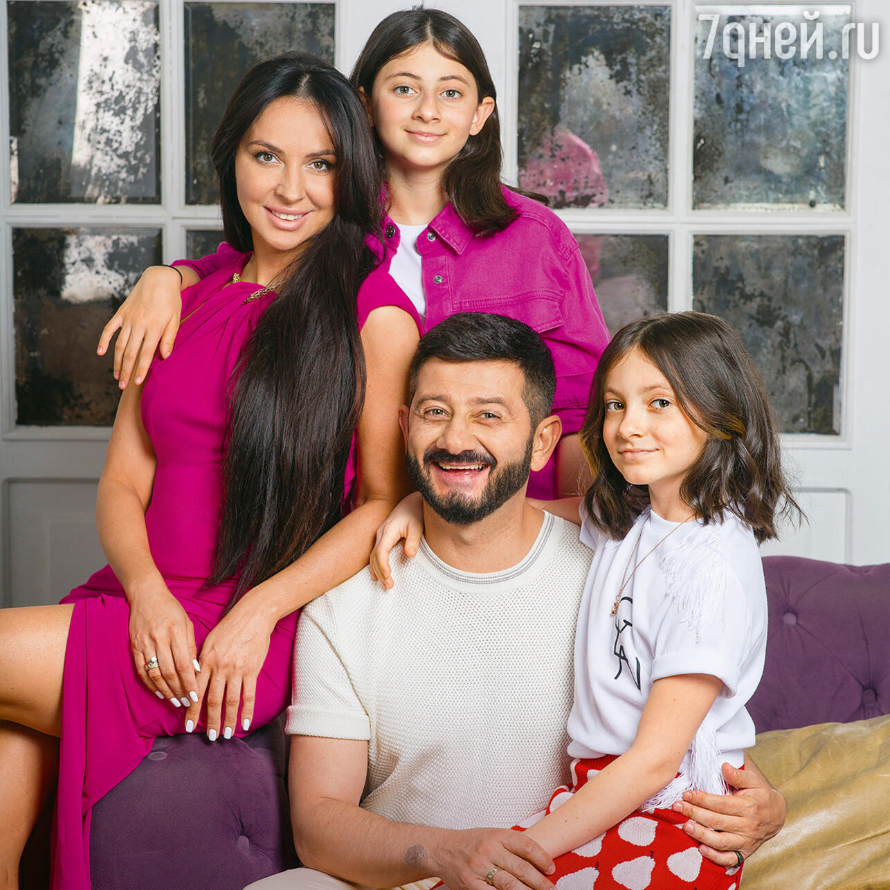Михаил Галустян с женой и дочками