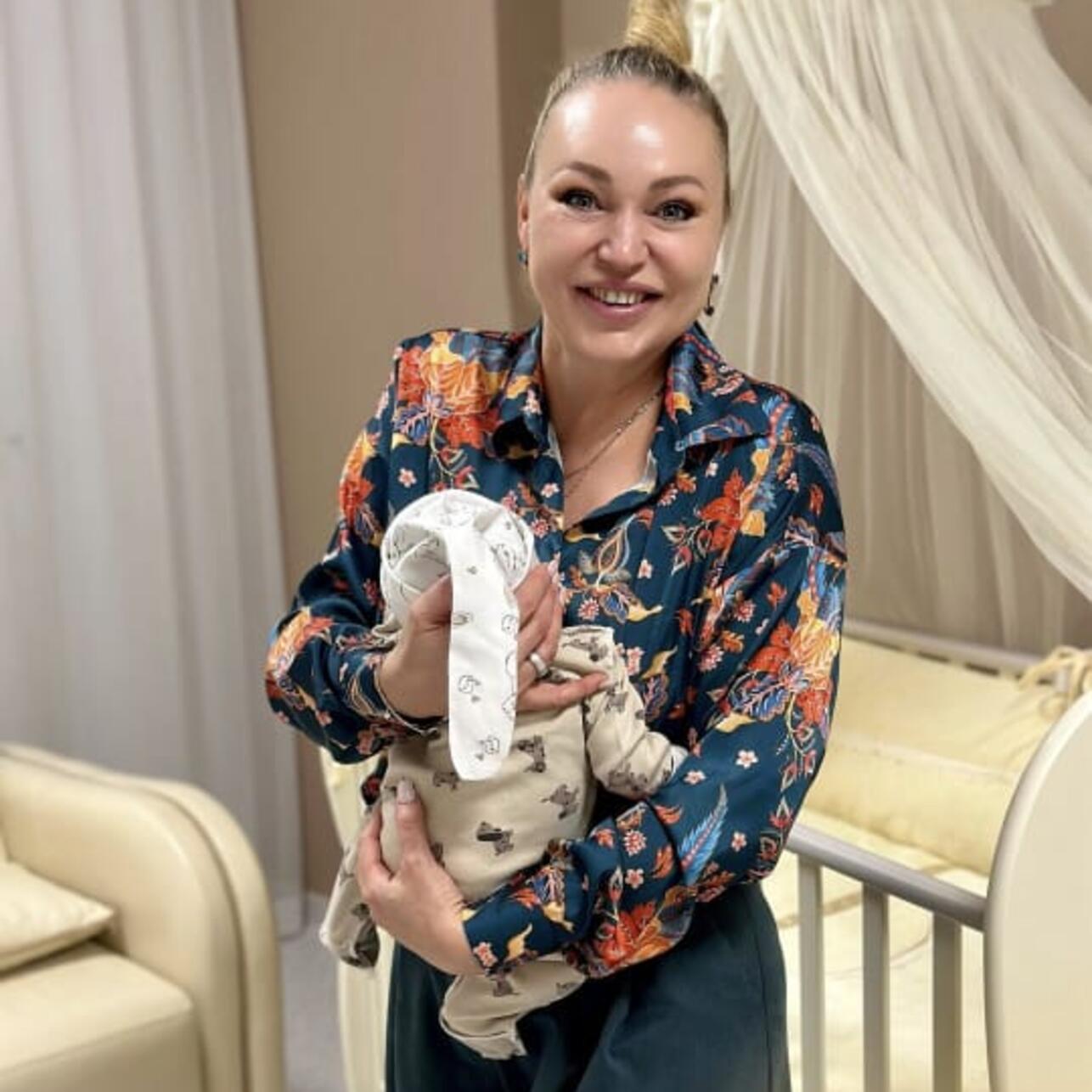 Алла Довлатова с малышом