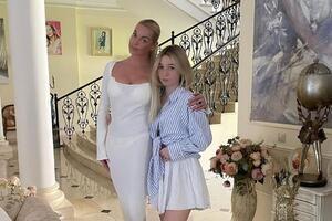 «Придет жестокая кара»: дочери Волочковой пригорозили за отказ от матери