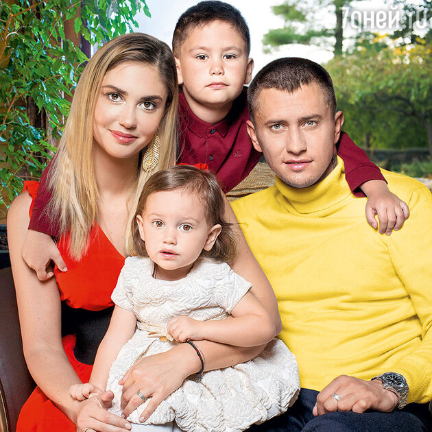 Агата и Павел с сыном Тимофеем и дочкой Мией Агата и Павел с сыном Тимофеем и дочкой Мией