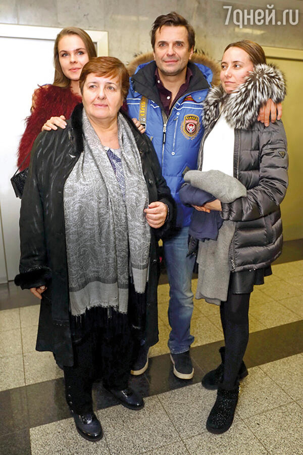 Сергей Астахов с женой Викторией, дочерью Марией и матерью